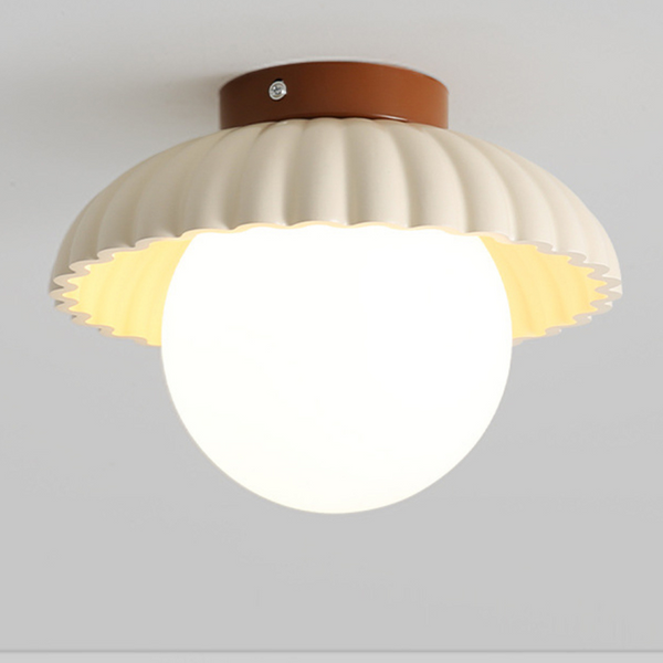 Lampa sufitowa z mlecznym kloszem zapewniająca ciepłe oświetlenie w holu