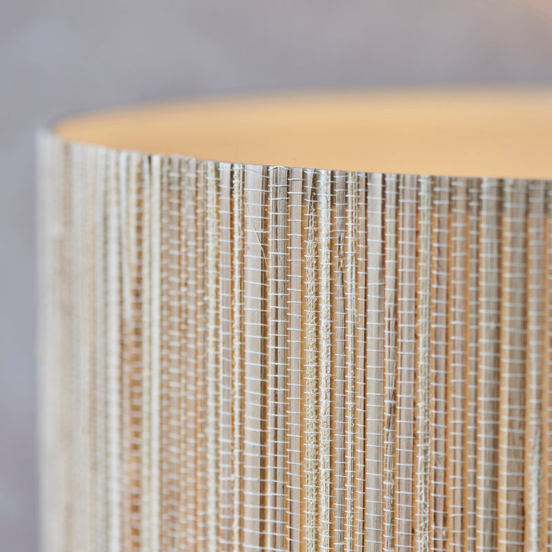 Lampa podłogowa pełna ciepła i charakteru