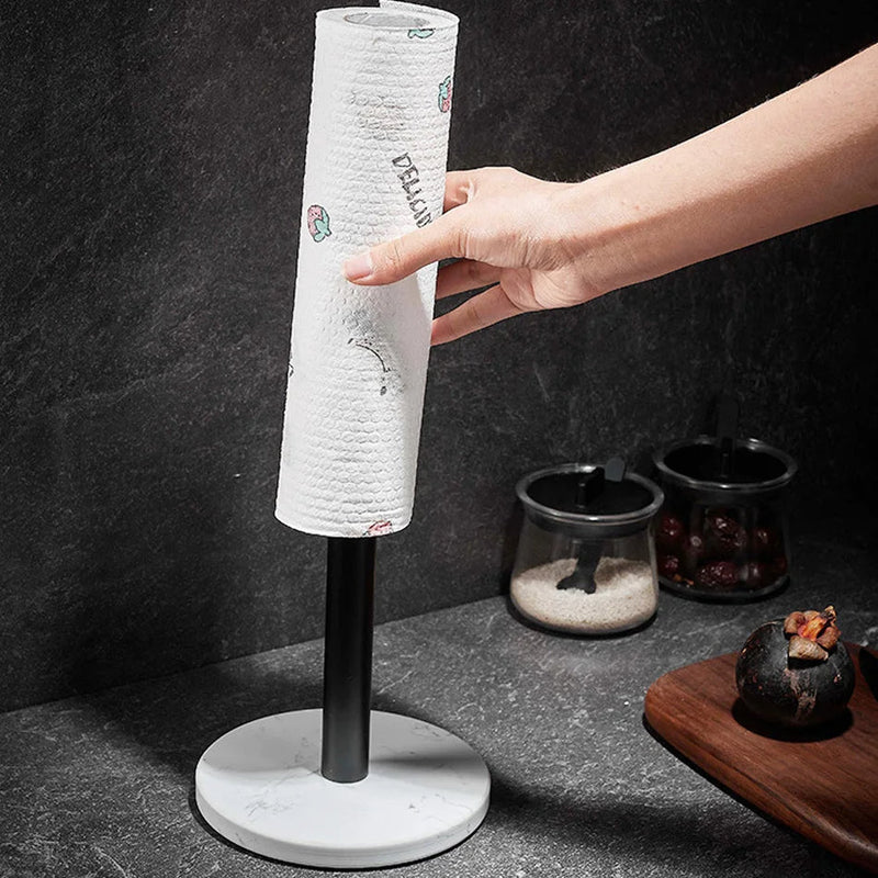 Marmurowy uchwyt na ręczniki papierowe – złote detale dla wyjątkowego stylu