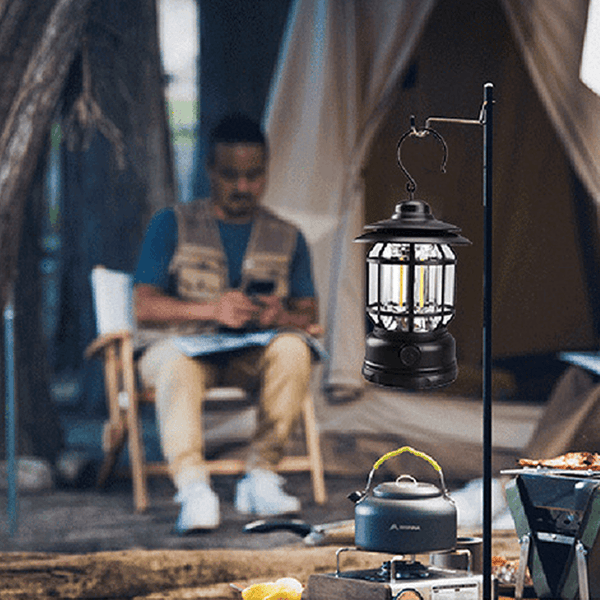 Praktyczna i klimatyczna lampa kempingowa
