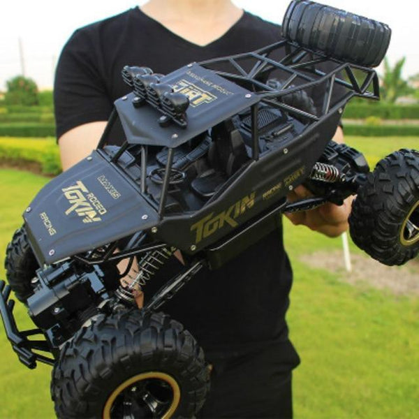 Wytrzymały monster truck zdalnie sterowany na terenowe przygody