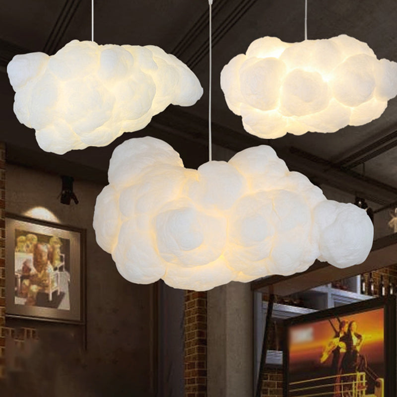 Stylowa lampa sufitowa z dwoma abażurami w kolorze białym