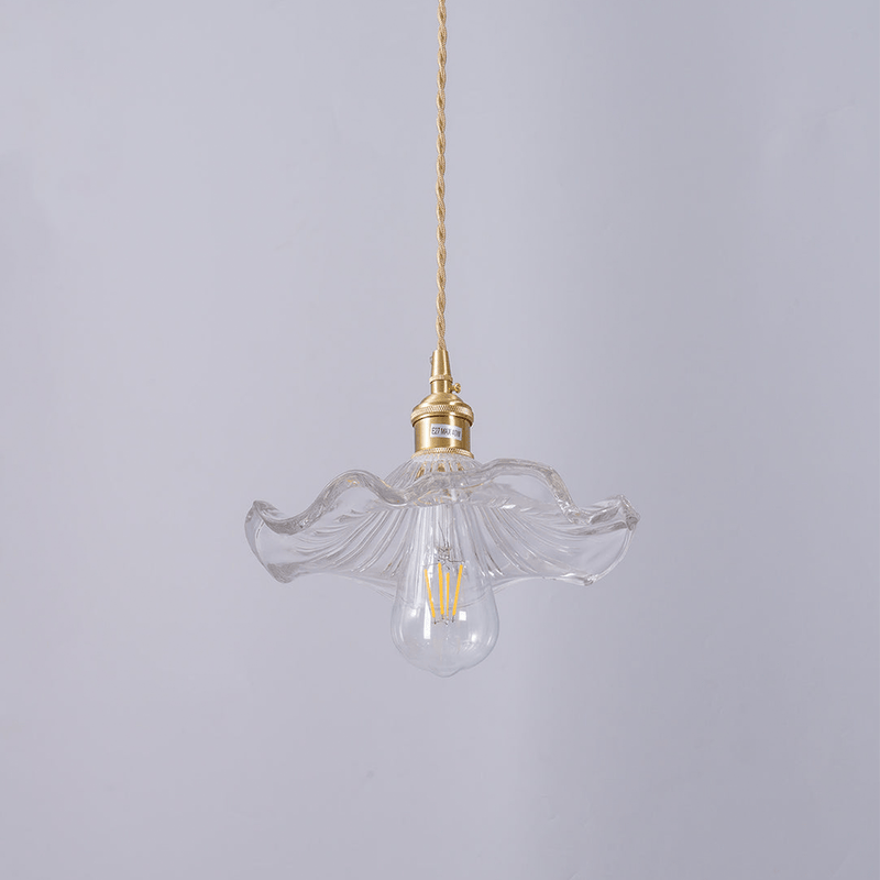 Lampa wisząca z kwiatowym wzorem, która tworzy przytulny nastrój