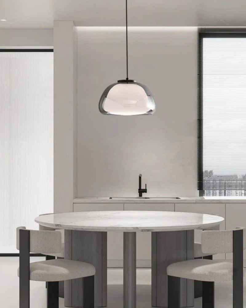 Elegancka Lampa w Formie Szklanej Kopuły z Kryształowym Akcentem