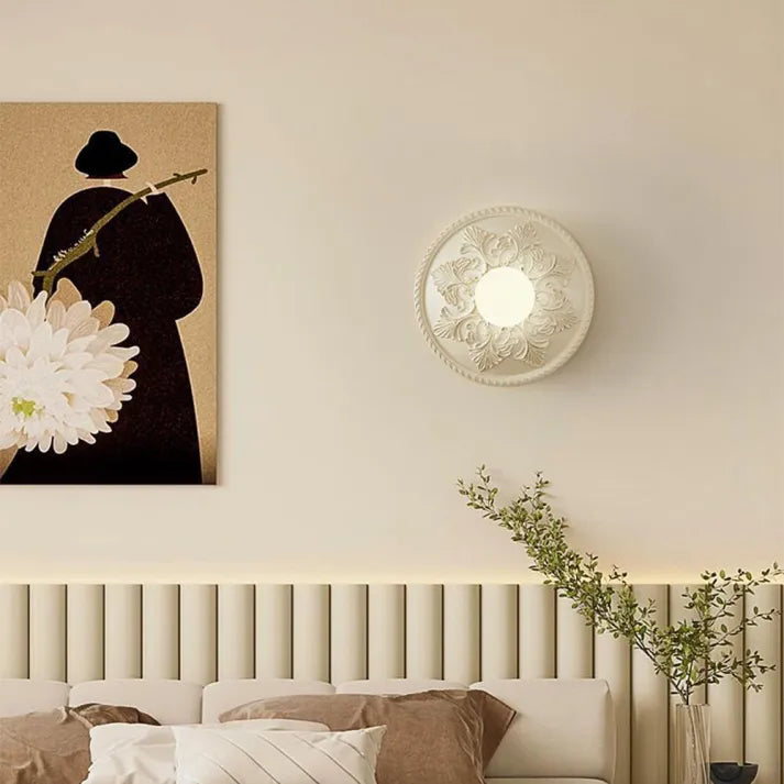 Artystyczna lampa ścienna z żywicy zapewniająca subtelne oświetlenie w nowoczesnym stylu