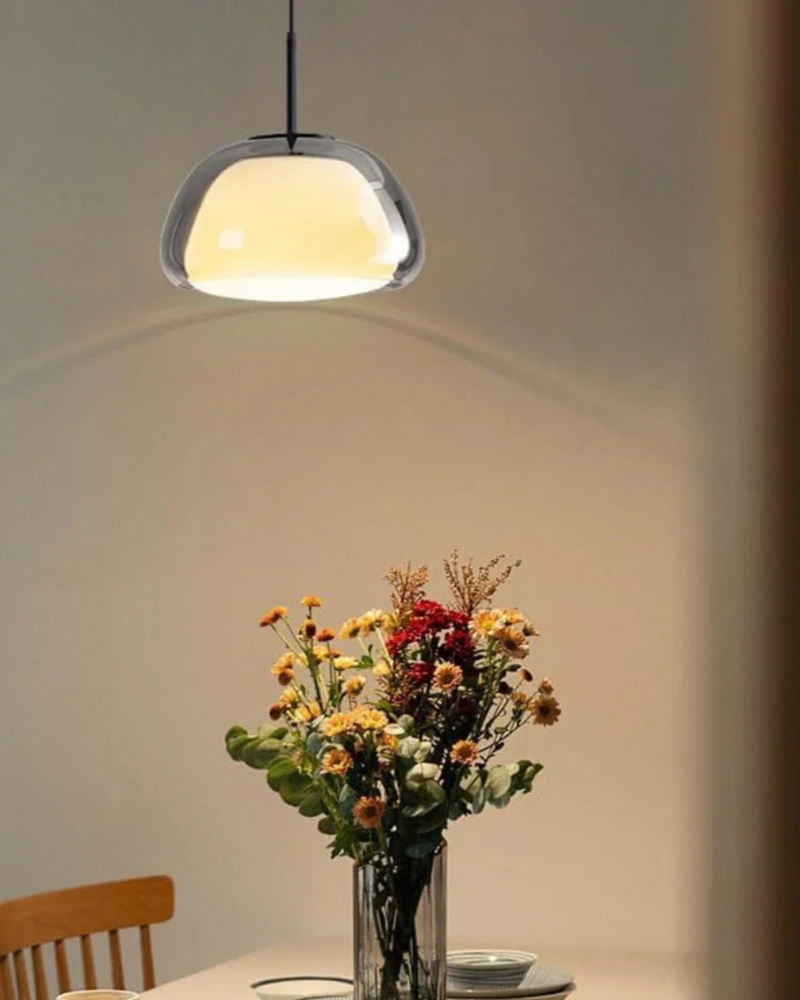 Elegancka Lampa w Formie Szklanej Kopuły z Kryształowym Akcentem