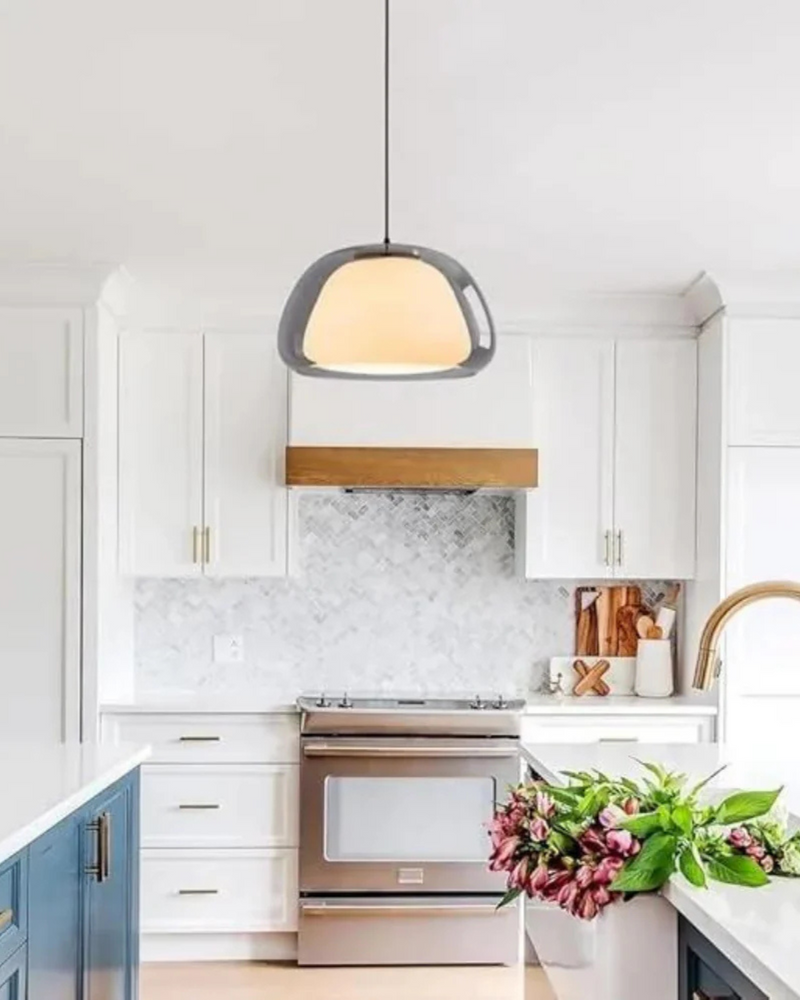 Elegancka Lampa w Formie Szklanej Kopuły z Kryształowym Akcentem