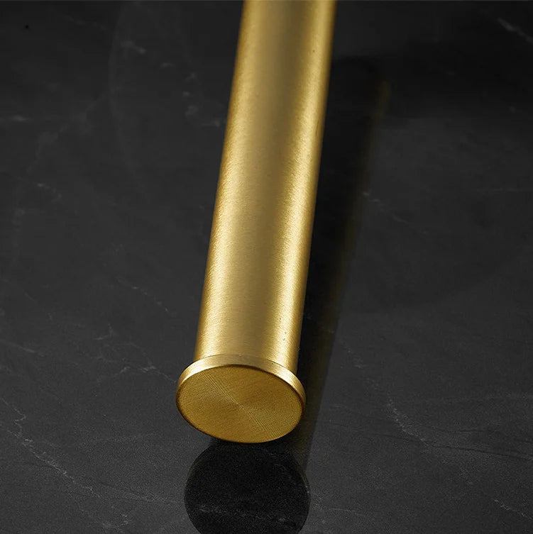 Marmurowy uchwyt na ręczniki papierowe – złote detale dla wyjątkowego stylu