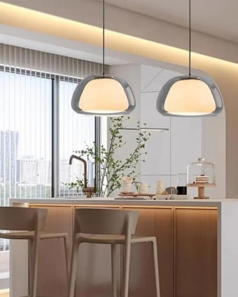 Elegancka Lampa w Formie Szklanej Kopuły z Kryształowym Akcentem