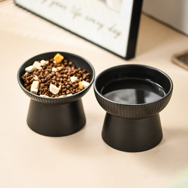 Pochylona konstrukcja ułatwia wygodne jedzenie!