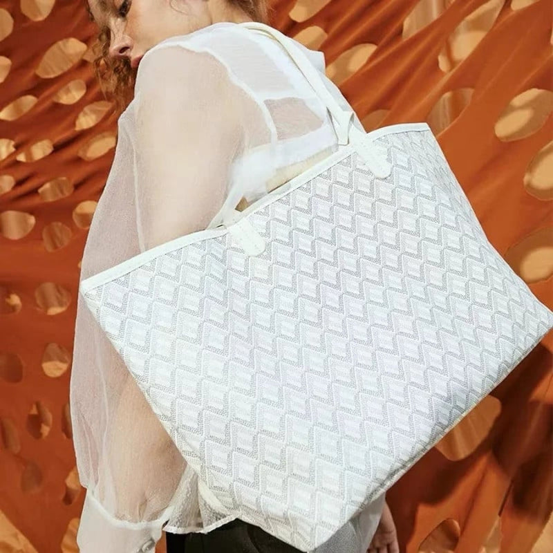 Skórzana Torebka z Eleganckim, Drukowanym Motywem