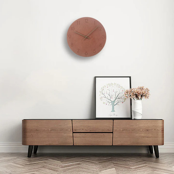 Drewniany zegar ścienny o minimalistycznym stylu i elegancji