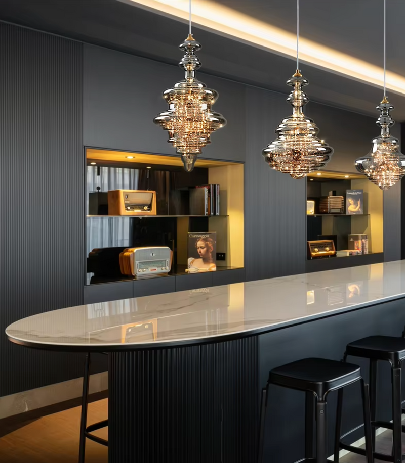 Eleganckie miedziane lampy wiszące z motywem świetlików