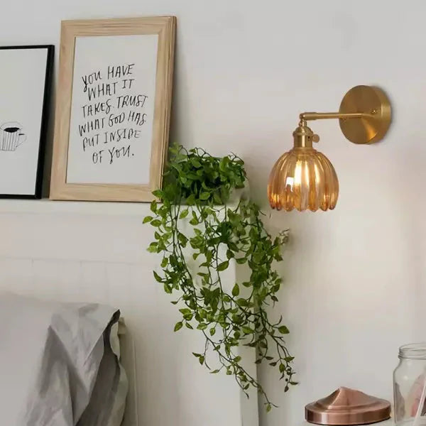 Dekoracyjna lampa ścienna w stylu vintage z kloszem w formie kwiatu