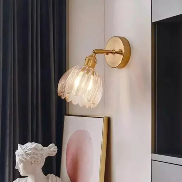 Dekoracyjna lampa ścienna w stylu vintage z kloszem w formie kwiatu