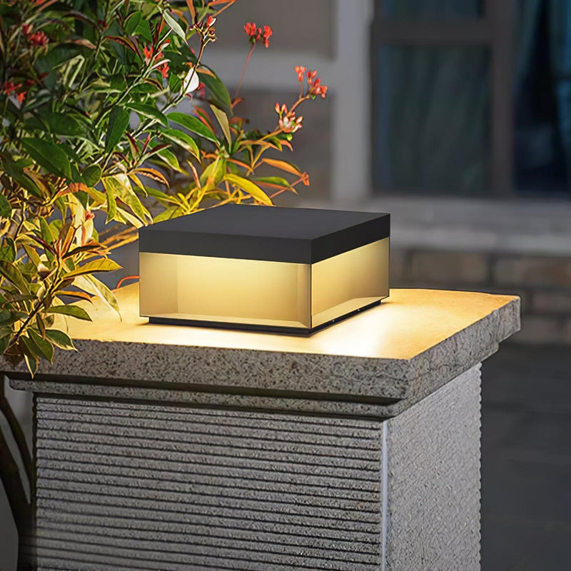 Stylowa zewnętrzna lampa solarna z matowym akrylowym kloszem