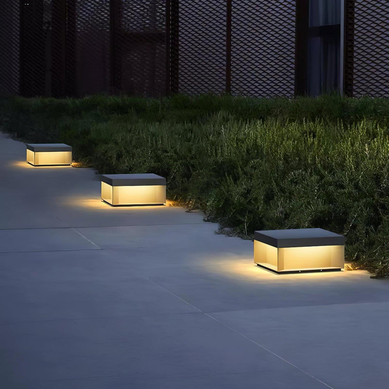 Stylowa zewnętrzna lampa solarna z matowym akrylowym kloszem