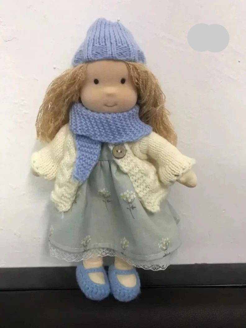 Miękka Laleczka Waldorfska z Tkaniny w Uroczej Ozdobnej Skrzyneczce