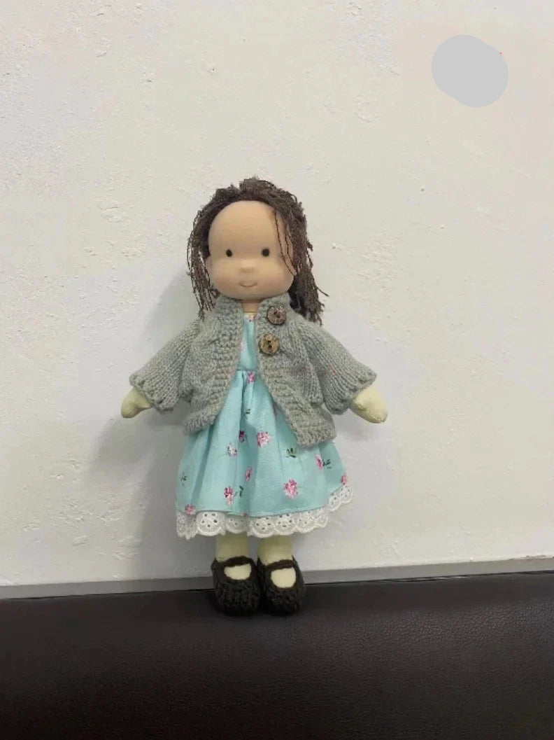 Miękka Laleczka Waldorfska z Tkaniny w Uroczej Ozdobnej Skrzyneczce