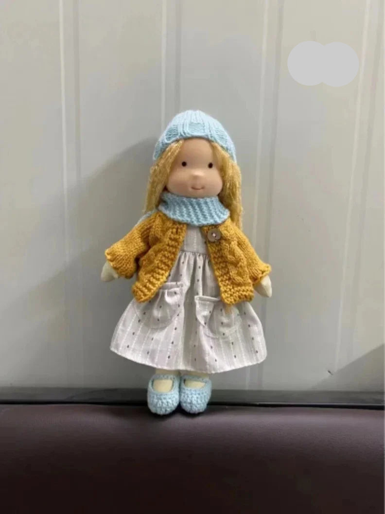 Miękka Laleczka Waldorfska z Tkaniny w Uroczej Ozdobnej Skrzyneczce