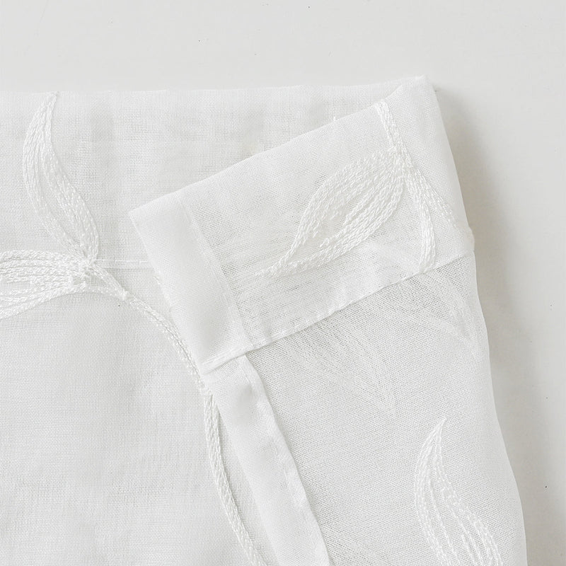 Nowoczesna elegancja z kwiatowym akcentem