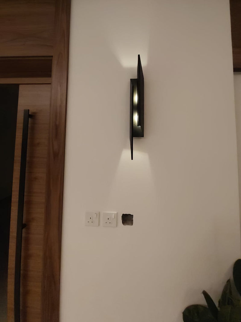 Minimalistyczna Lampa Ścienna z Designerskim Akcentem