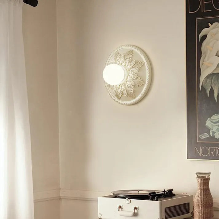 Artystyczna lampa ścienna z żywicy zapewniająca subtelne oświetlenie w nowoczesnym stylu
