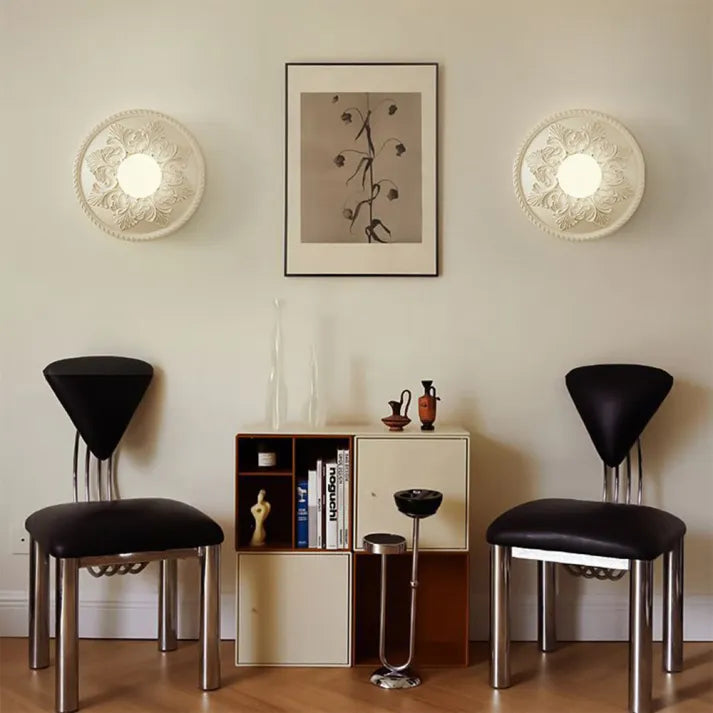 Artystyczna lampa ścienna z żywicy zapewniająca subtelne oświetlenie w nowoczesnym stylu