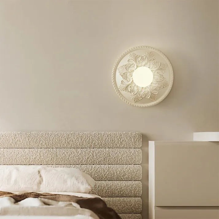 Artystyczna lampa ścienna z żywicy zapewniająca subtelne oświetlenie w nowoczesnym stylu
