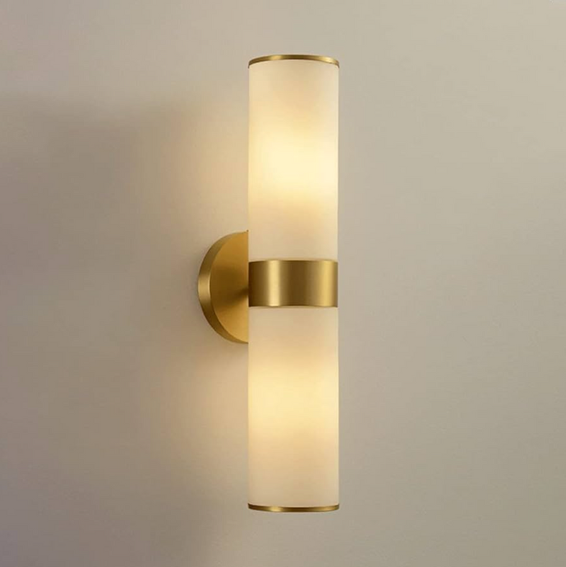 Stylowa lampa ścienna w odcieniu złota inspirowana naturą