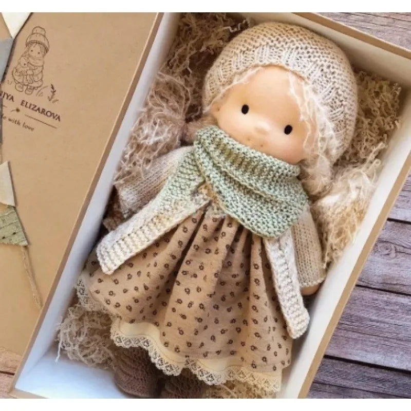 Bawełniana Lalka w Stylu Waldorfskim z Kawaii Detalami i Materiałowym Opakowaniem