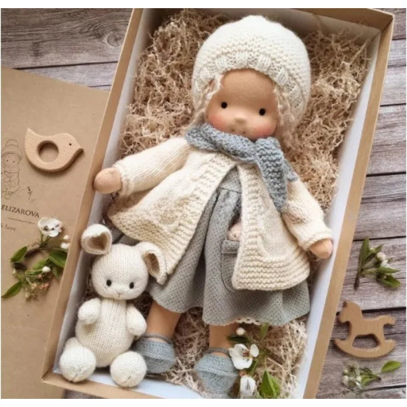 Bawełniana Lalka w Stylu Waldorfskim z Kawaii Detalami i Materiałowym Opakowaniem