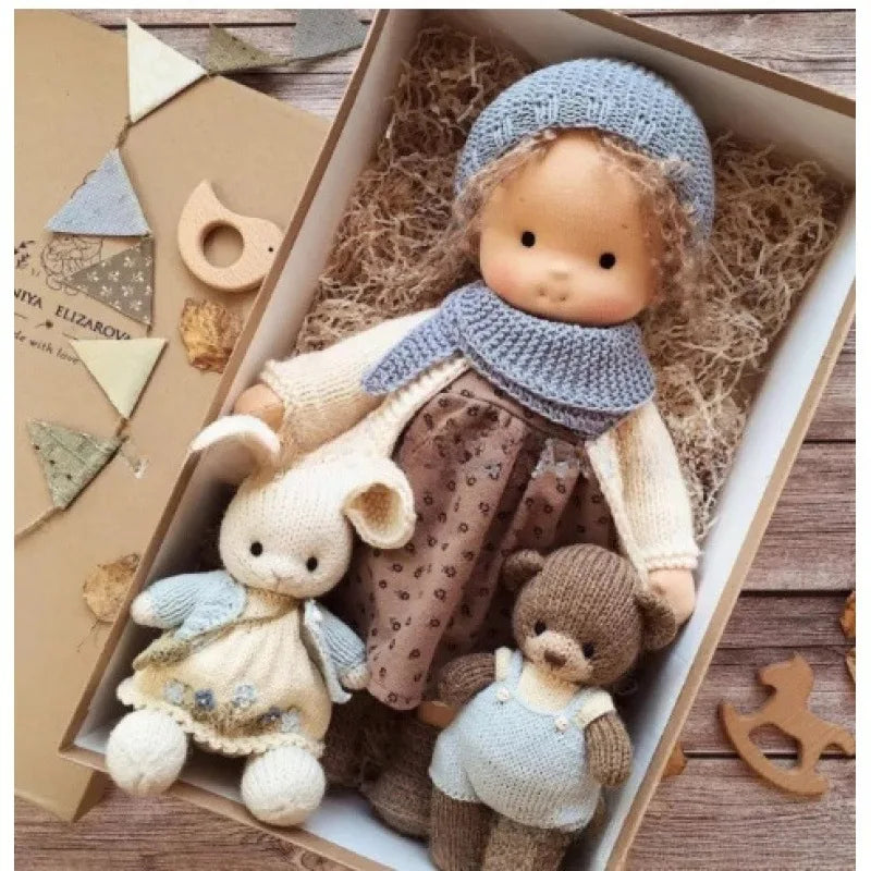Bawełniana Lalka w Stylu Waldorfskim z Kawaii Detalami i Materiałowym Opakowaniem