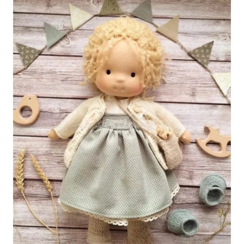 Bawełniana Lalka w Stylu Waldorfskim z Kawaii Detalami i Materiałowym Opakowaniem