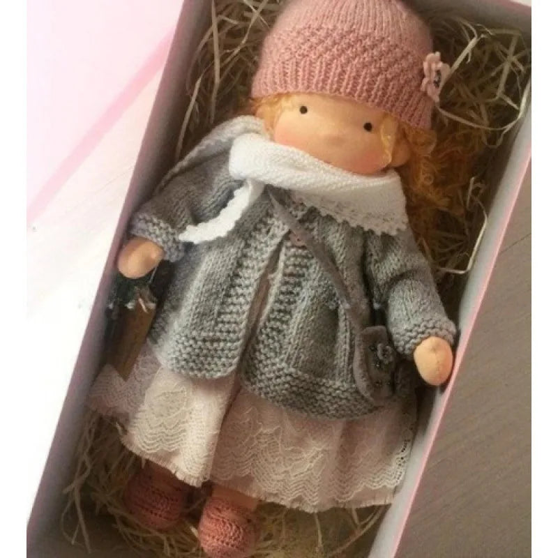 Bawełniana Lalka w Stylu Waldorfskim z Kawaii Detalami i Materiałowym Opakowaniem