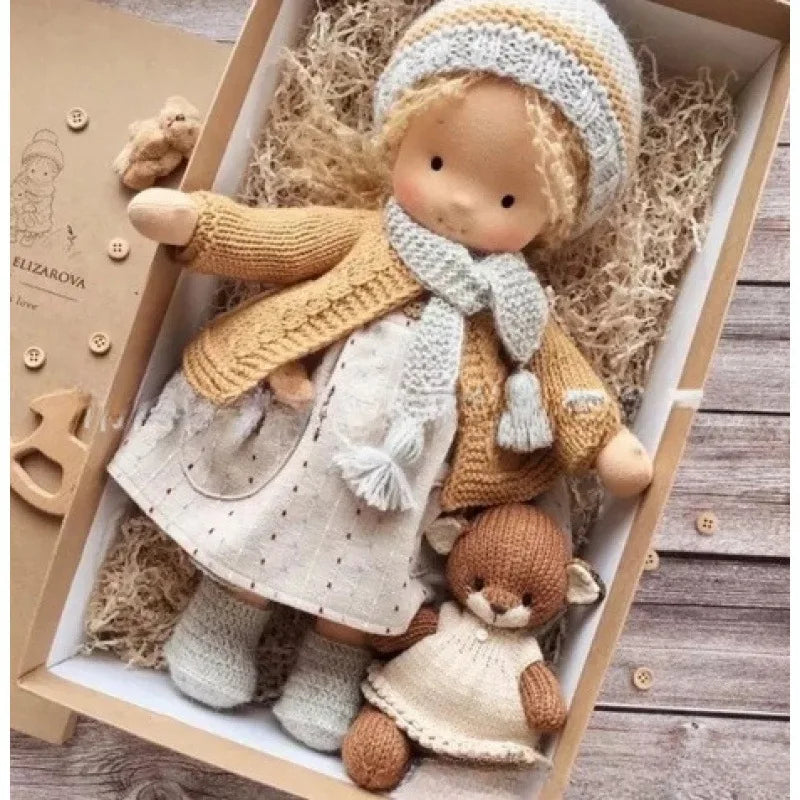 Bawełniana Lalka w Stylu Waldorfskim z Kawaii Detalami i Materiałowym Opakowaniem