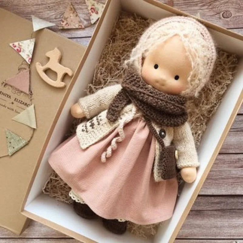 Bawełniana Lalka w Stylu Waldorfskim z Kawaii Detalami i Materiałowym Opakowaniem