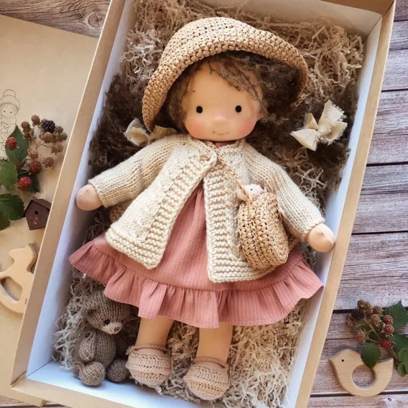 Bawełniana Lalka w Stylu Waldorfskim z Kawaii Detalami i Materiałowym Opakowaniem