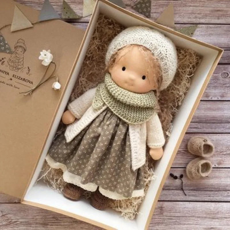 Bawełniana Lalka w Stylu Waldorfskim z Kawaii Detalami i Materiałowym Opakowaniem