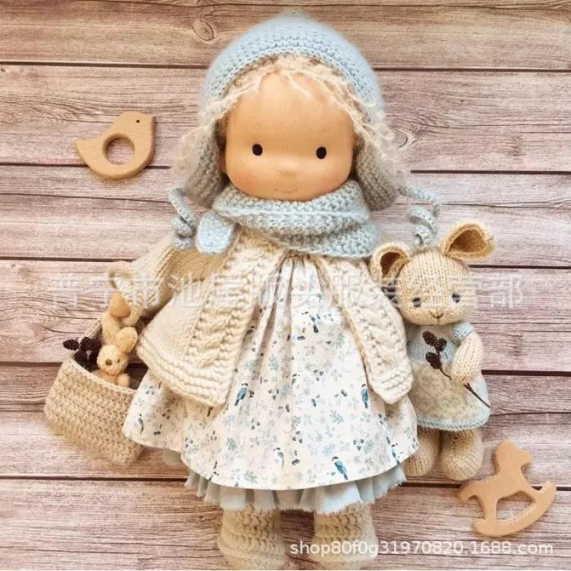 Bawełniana Lalka w Stylu Waldorfskim z Kawaii Detalami i Materiałowym Opakowaniem
