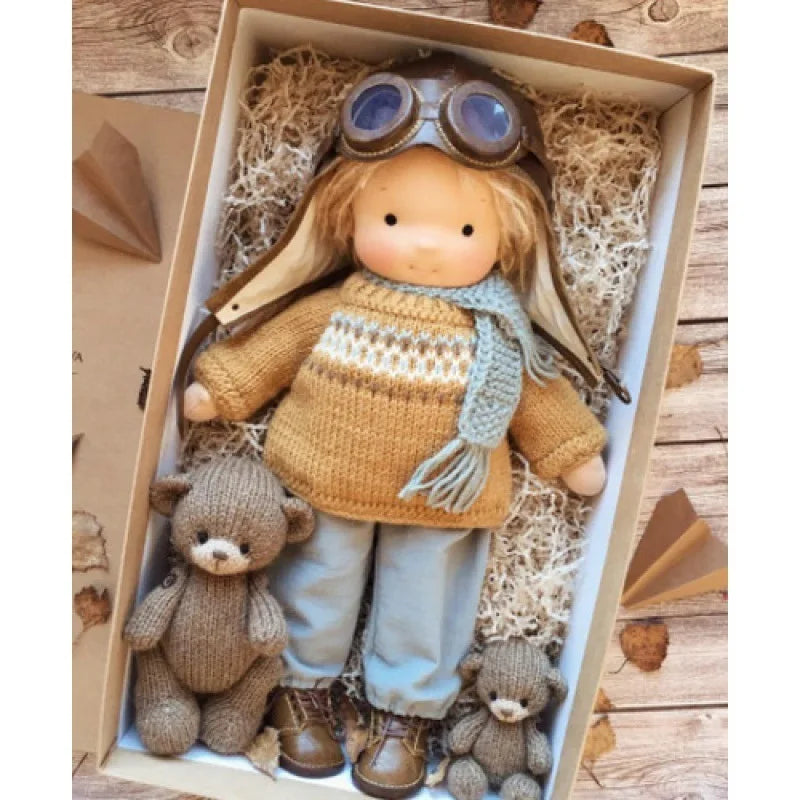 Bawełniana Lalka w Stylu Waldorfskim z Kawaii Detalami i Materiałowym Opakowaniem