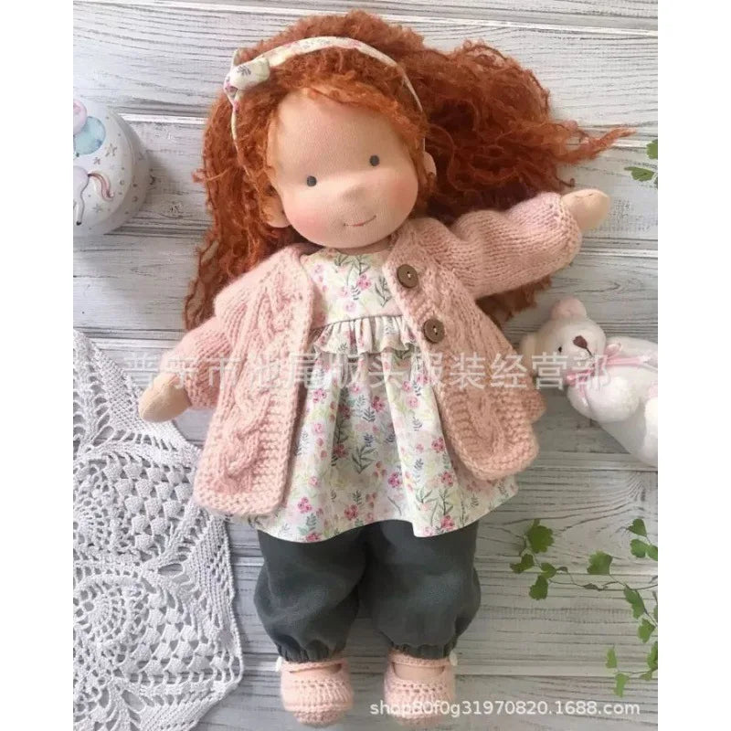 Bawełniana Lalka w Stylu Waldorfskim z Kawaii Detalami i Materiałowym Opakowaniem