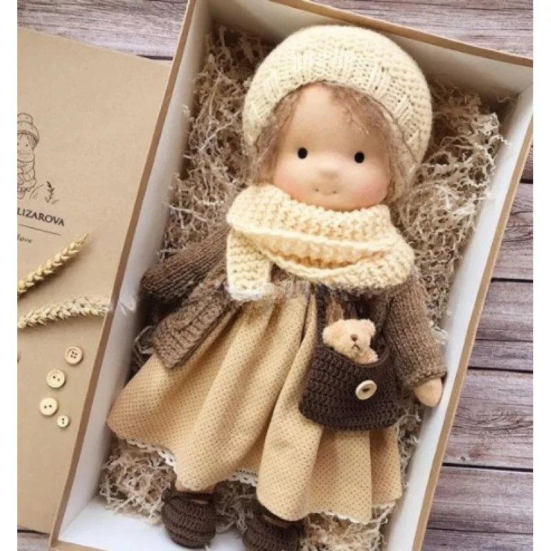 Bawełniana Lalka w Stylu Waldorfskim z Kawaii Detalami i Materiałowym Opakowaniem