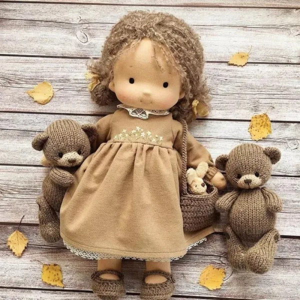 Bawełniana Lalka w Stylu Waldorfskim z Kawaii Detalami i Materiałowym Opakowaniem