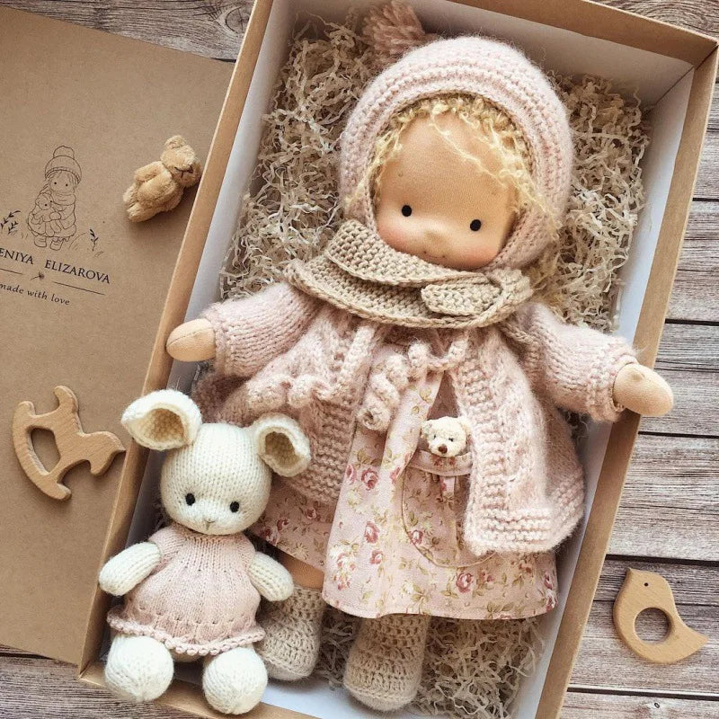 Bawełniana Lalka w Stylu Waldorfskim z Kawaii Detalami i Materiałowym Opakowaniem