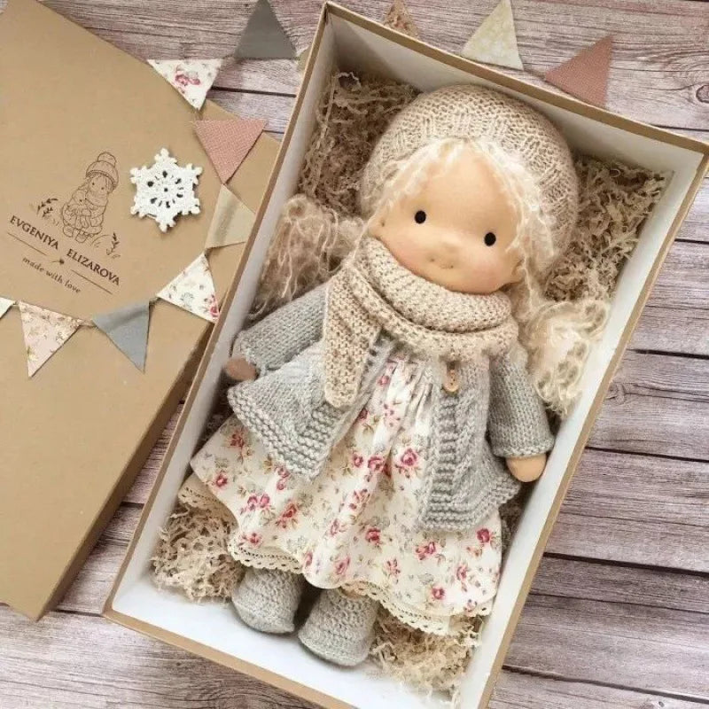 Bawełniana Lalka w Stylu Waldorfskim z Kawaii Detalami i Materiałowym Opakowaniem