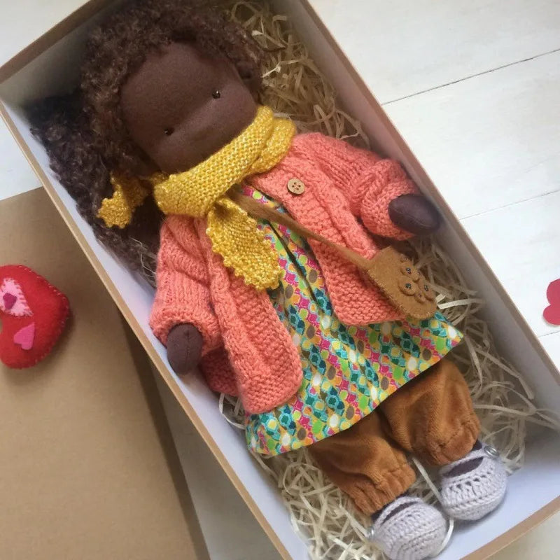 Bawełniana Lalka w Stylu Waldorfskim z Kawaii Detalami i Materiałowym Opakowaniem