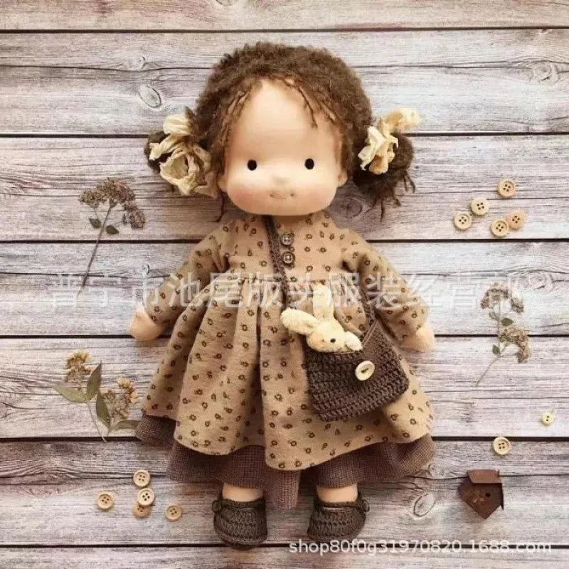Bawełniana Lalka w Stylu Waldorfskim z Kawaii Detalami i Materiałowym Opakowaniem
