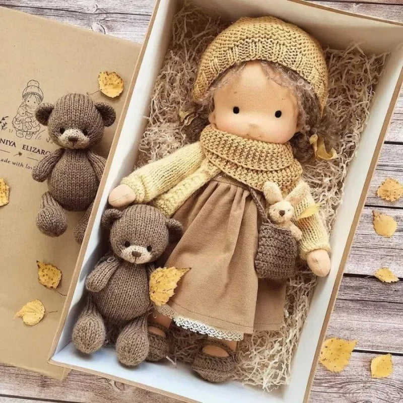 Bawełniana Lalka w Stylu Waldorfskim z Kawaii Detalami i Materiałowym Opakowaniem