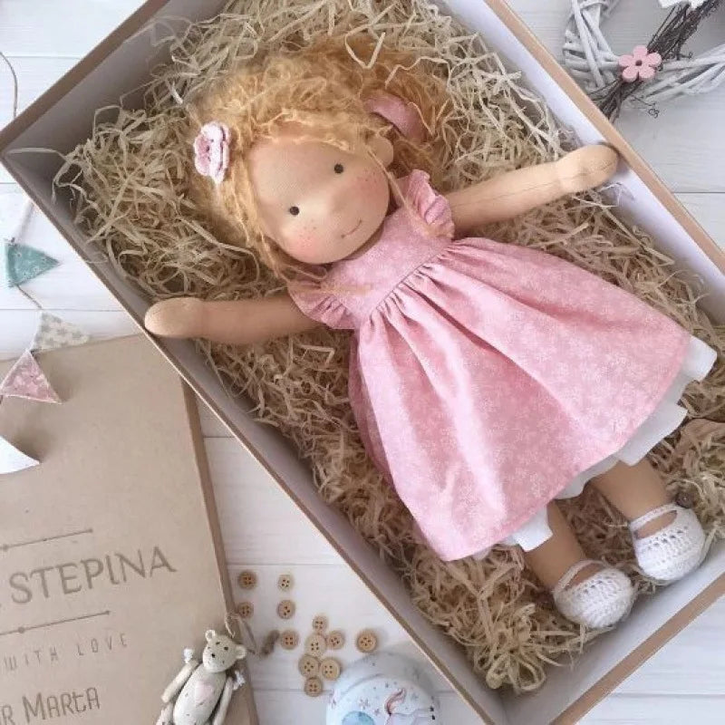 Bawełniana Lalka w Stylu Waldorfskim z Kawaii Detalami i Materiałowym Opakowaniem